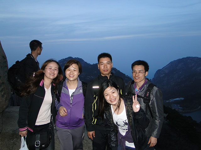 2011。04。30黃山之旅（黃山之上，夜色撩人，人更美?。￢.jpg